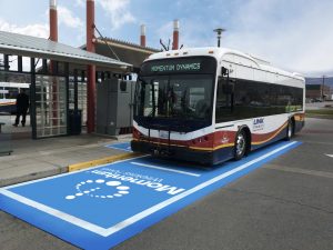 【話題・インフラ】最大200kWで電気バスを無線充電するシステム、ワシントン州で運用始まる