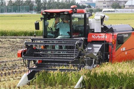 【話題・自動運転】農機も自動運転　稲刈りと同時に田んぼ耕す