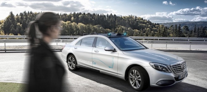 【新技術・自動運転】メルセデスベンツの自動運転車、歩行者とコミュニケーションする技術を開発中