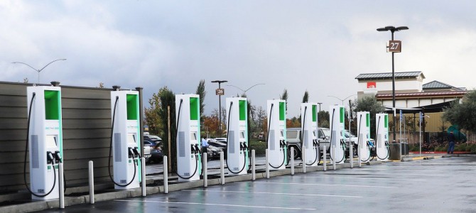 【新技術・インフラ】EVのチャージをもっと簡単に。自動決済される充電スタンド、全米で展開へ