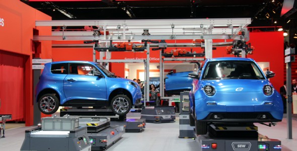 【話題・新技術】自動車が“作られるため”に自由に動き回る工場へ、SEW-EURODRIVEが実演デモ