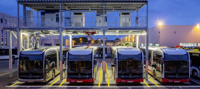 【話題・新技術】メルセデスベンツの新型EVバス、パンタグラフやルーフレールから急速充電…新コンセプトの充電施設