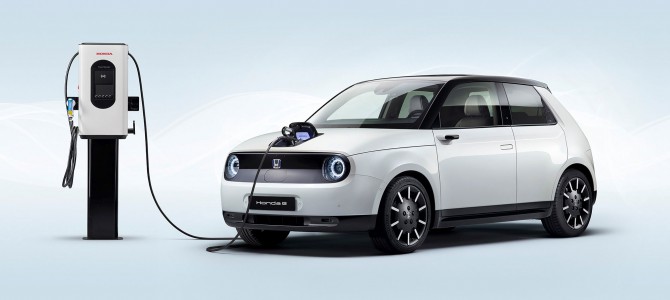 【話題】電気自動車『HONDA e』の量産モデル発表。スモールカーの歴史を変える1台になる!?