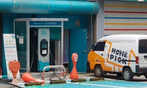 【話題・海外】給油機の横に見かけない充電器…ガソリンスタンドはすでに電気自動車時代＝韓国