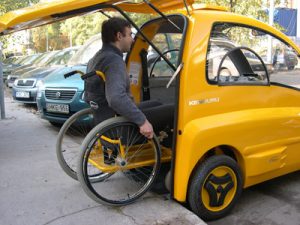 【話題】車椅子に乗ったまま運転できる電気自動車「Kenguru」がイギリスでもうすぐ発売