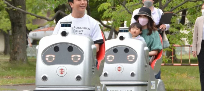 【話題・自動運転】最先端技術を体験 東区貝塚公園で福岡市長ら、1人乗り自動運転ロボ試乗会