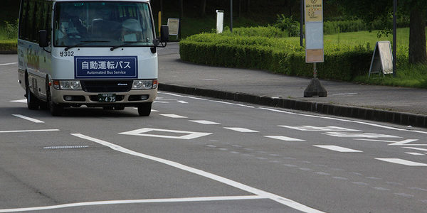 【話題・自動運転】“道路に塗るだけ“の自動運転インフラって？ 大津市内で自動運転バス試験運行 走行路に特殊塗料