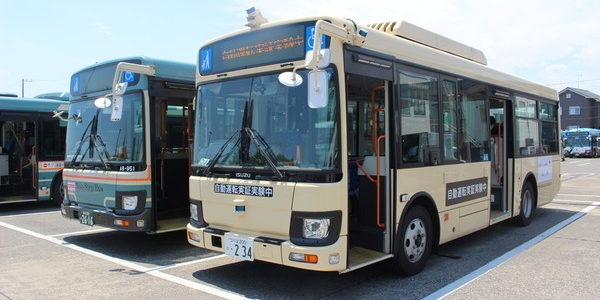 【話題・自動運転】「あれ、けっこう速い」路線バスに続行する自動運転バス 埼玉で実験中 道路もちょっと変えた