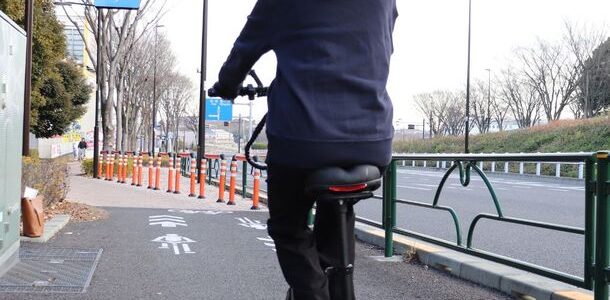 【話題・マイクロモビリティ】自転車感覚で乗れる、長時間の移動も快適なサドル付き電動キックボード