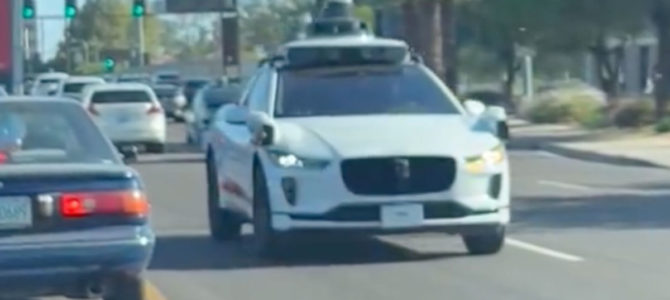 【話題・自動運転】Googleの自動運転車、公道を逆走！Xで目撃投稿